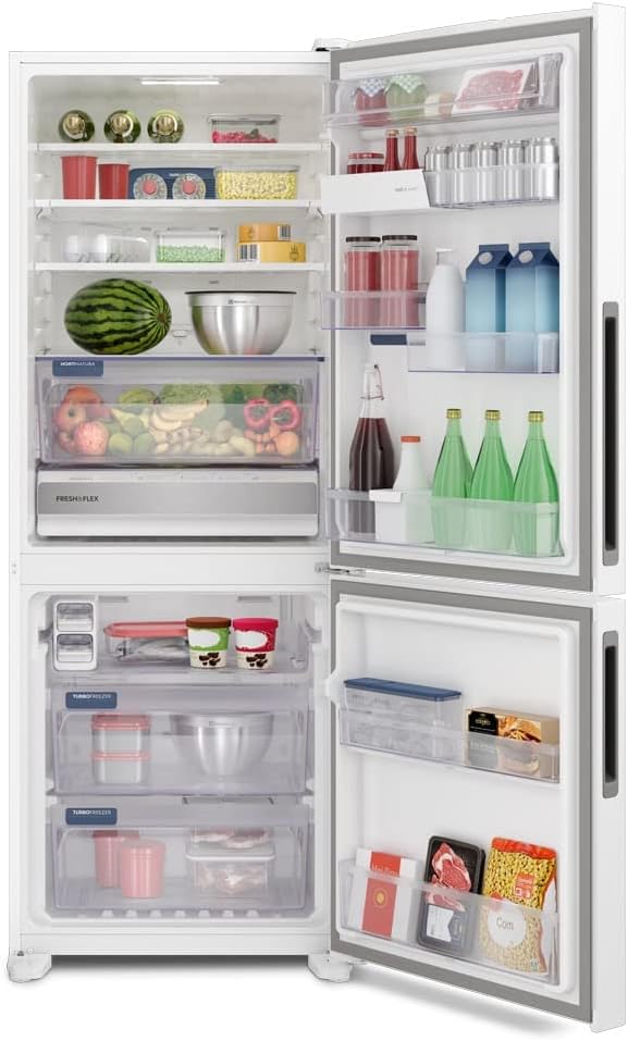 Geladeira Electrolux Inverse Inverter Experience com interior cheio de alimentos e bebidas