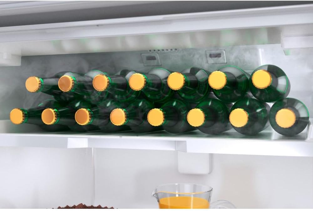 Prateleira superior da geladeira Brastemp com várias garrafas verdes armazenadas na horizontal