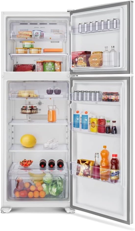 Interior aberto do refrigerador branco Continental 2 portas com alimentos e bebidas visíveis.