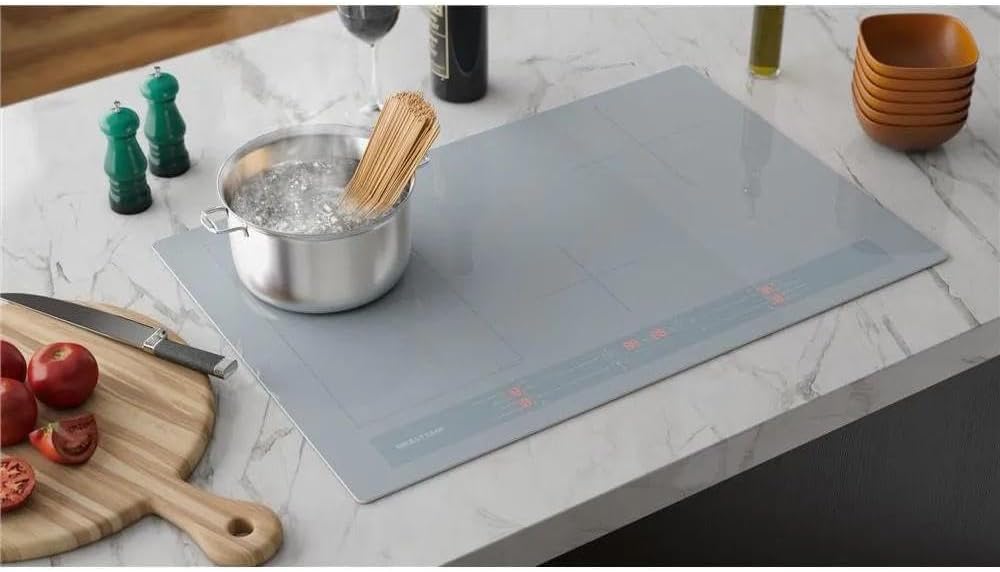 Cooktop Brastemp 4 bocas indução em bancada com panela e espaguete BDJ77AB branco