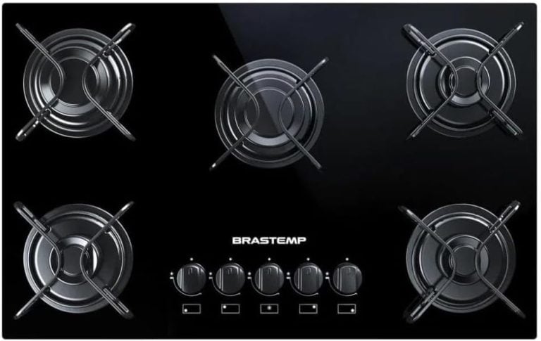 Cooktop 5 bocas Brastemp preto com grades piatina e botões frontais
