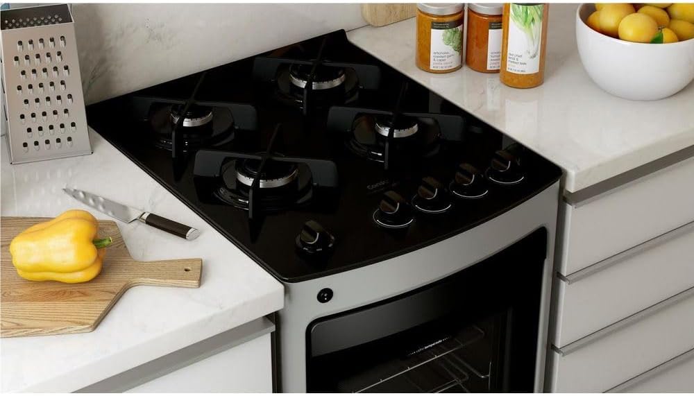 Fogão Consul 4 bocas inox em cozinha moderna com bancada branca e utensílios