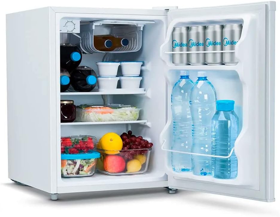 Frigobar Midea 67 litros aberto exibindo alimentos e bebidas nas prateleiras