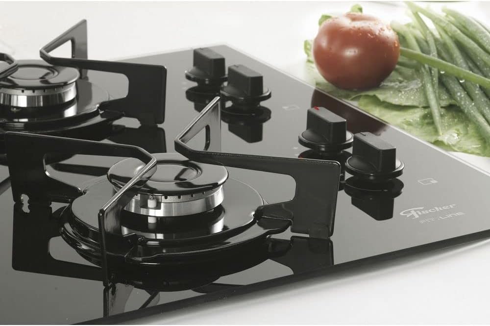Close do cooktop Fischer 4 bocas vidro preto com detalhes das grades e botões.