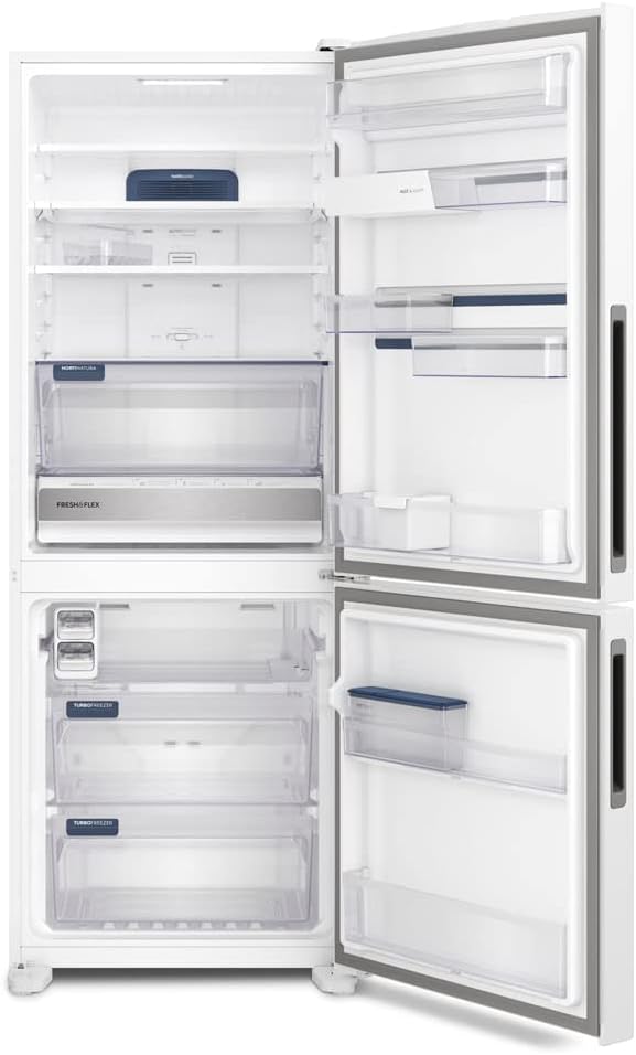 Interior da Geladeira Electrolux Inverse Experience aberta com prateleiras e gavetas