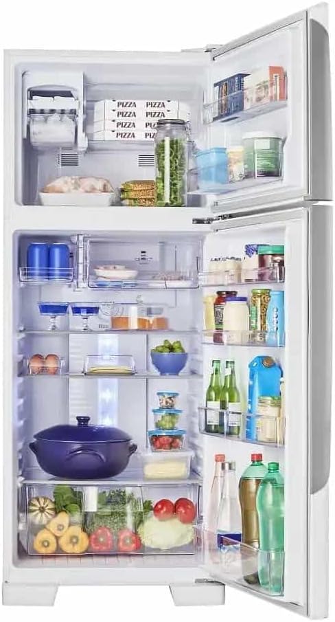 Geladeira Panasonic Frost Free 435L aberta com alimentos variados internos