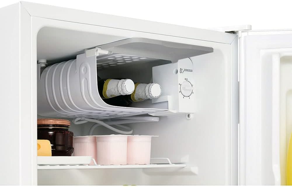 Interior do frigobar Midea mostrando prateleira para garrafas e controle de temperatura.