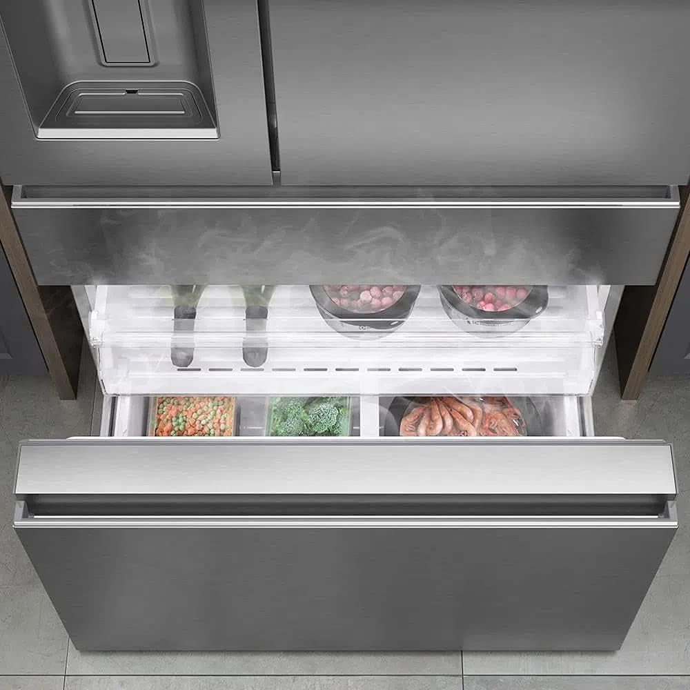 Gavetas inferiores abertas da geladeira Electrolux inox 3 portas com alimentos organizados