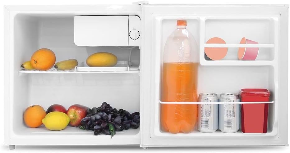 Frigobar Philco Pfg50b 47 litros branco aberto com frutas e bebidas dentro