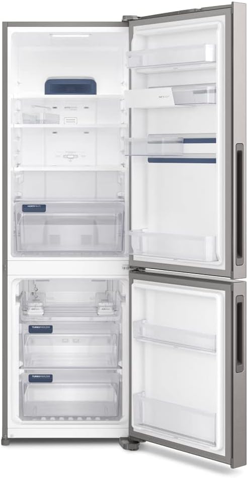 Interior iluminado da geladeira Electrolux Frost Free 400L Inox Look com portas abertas