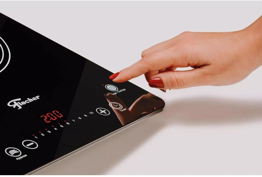 Controle touch cooktop indução Fischer preto com visor digital e mão feminina