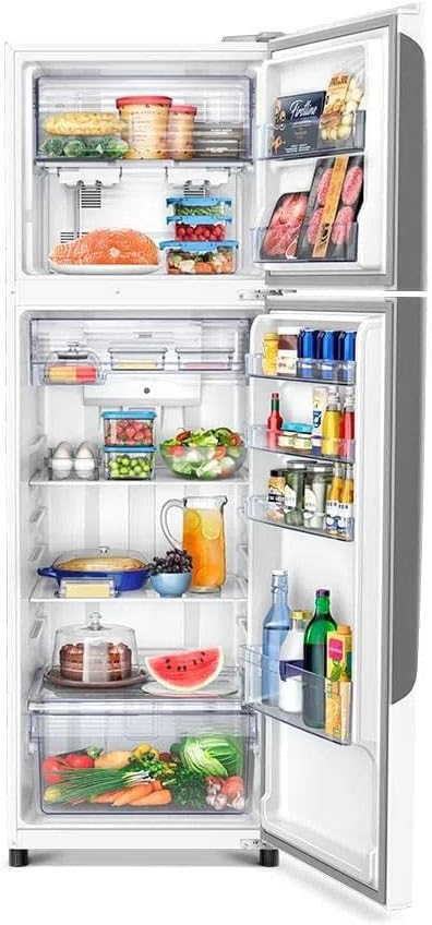 Interior do refrigerador Panasonic frost free com portas abertas mostrando alimentos organizados e bebidas.