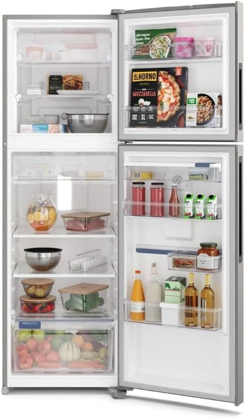 Interior da Geladeira Electrolux Inox Frost Free Inverter 410L com alimentos variados