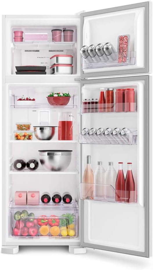 Interior abastecido da geladeira Electrolux Frost Free 310 litros com portas abertas mostrando arrumação