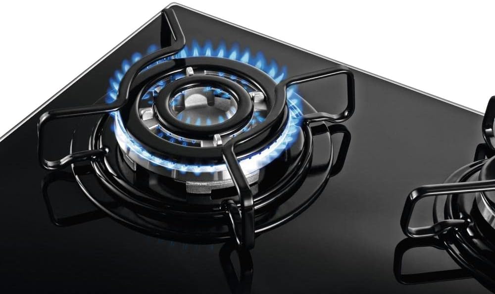 Queimador aceso com chama azul do cooktop Brastemp 5 bocas vidro preto