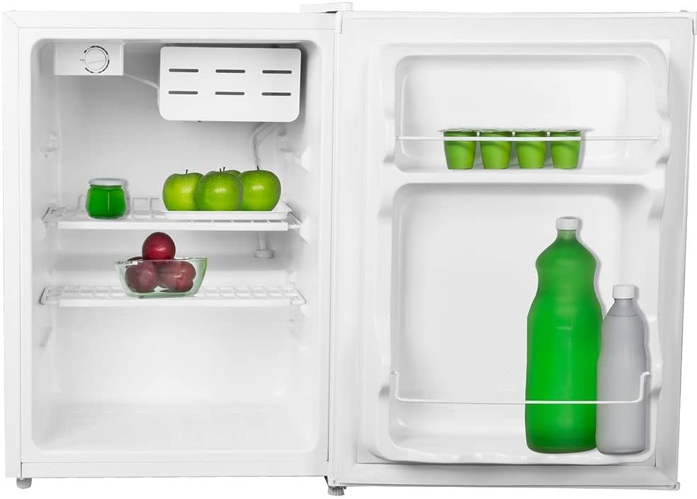 Interior do frigobar Philco Pfg85b branco aberto com alimentos e bebidas verdes