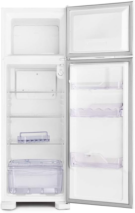 Interior da geladeira Electrolux Cycle Defrost 260L com portas abertas mostrando prateleiras e freezer