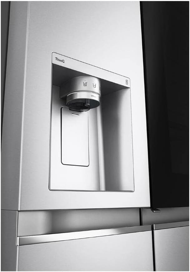 Dispensador de água e gelo da geladeira LG inox com tecnologia ThinQ e botões de seleção
