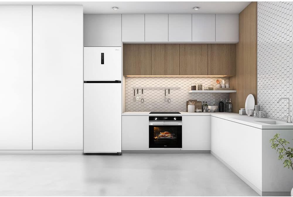 Cozinha moderna com geladeira Midea Frost Free Duplex 347L Slim branca instalada