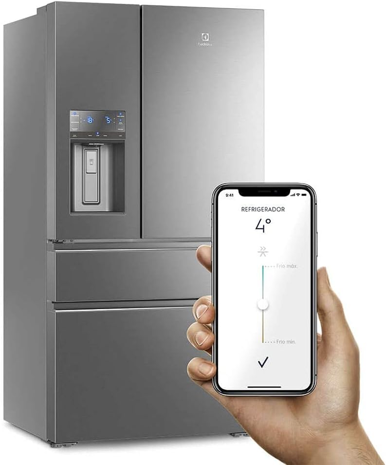 Geladeira Electrolux 3 portas conectada com controle por app em smartphone