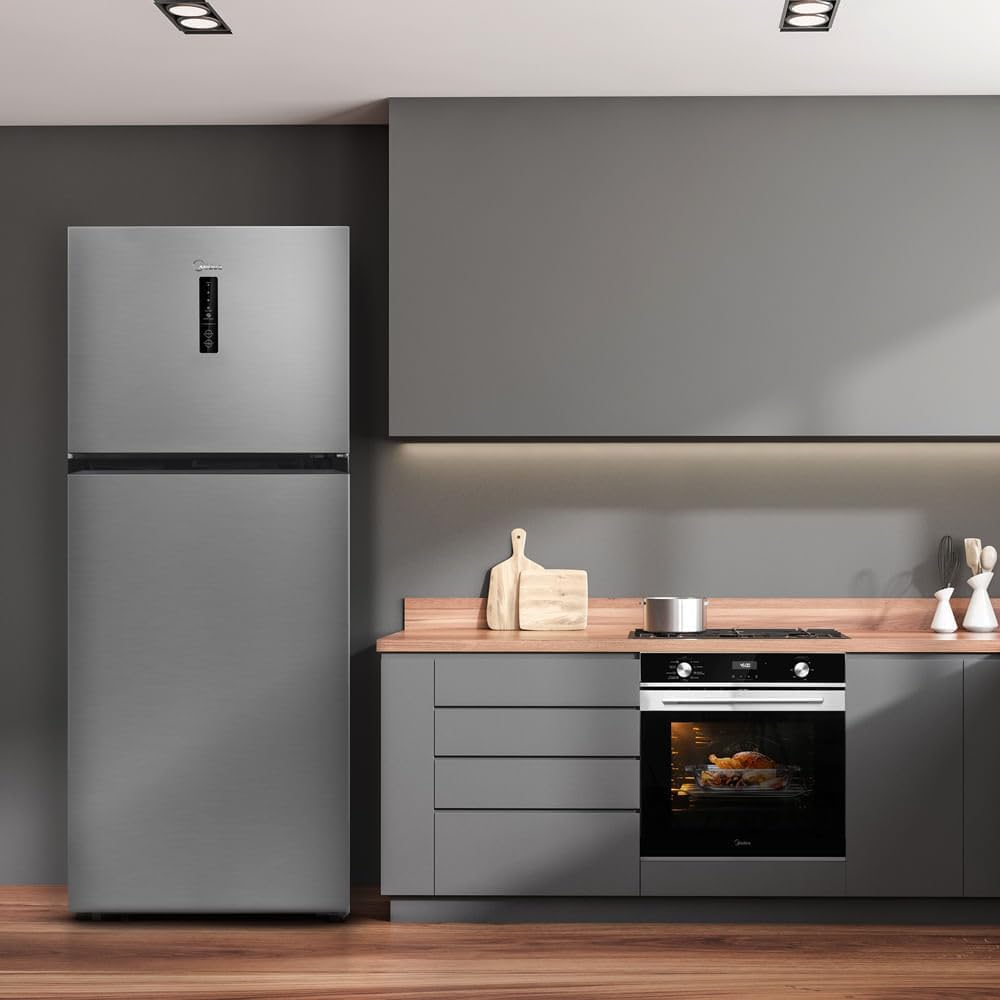 Geladeira Frost Free Duplex 463L Midea inox em cozinha moderna cinza.