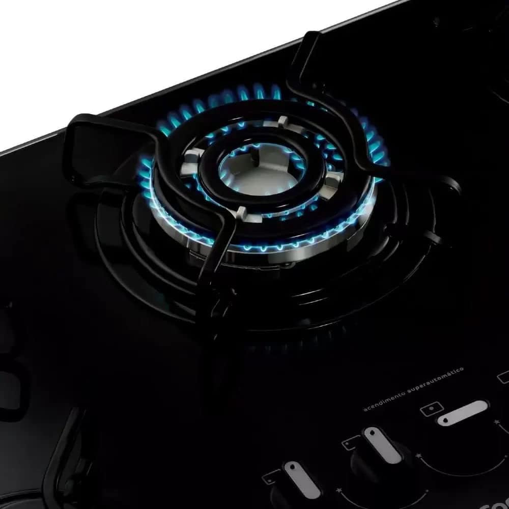 Queimador central do cooktop Consul 5 bocas preto com chama azul acesa