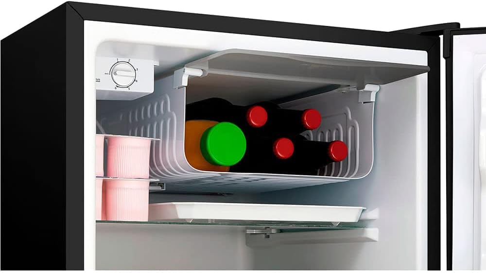 Compartimento freezer do frigobar Midea Black Edition com controle de temperatura