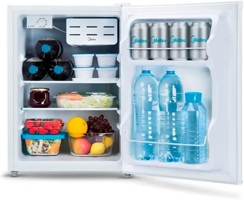 Frigobar Midea 67 litros aberto com bebidas e alimentos organizados internamente