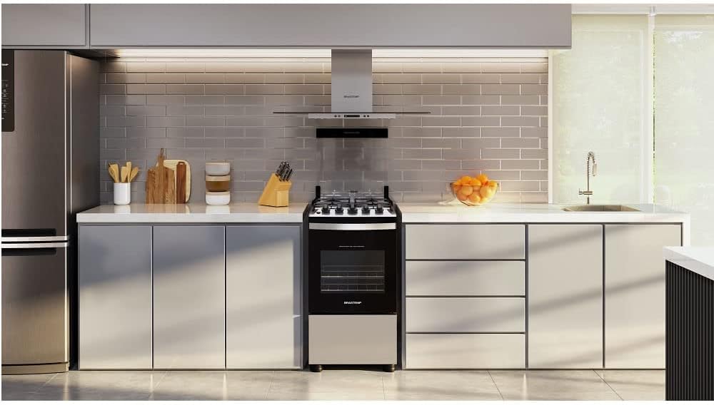 Fogão Brastemp 4 bocas inox Bfo4nbr em cozinha moderna com armários brancos e coifa