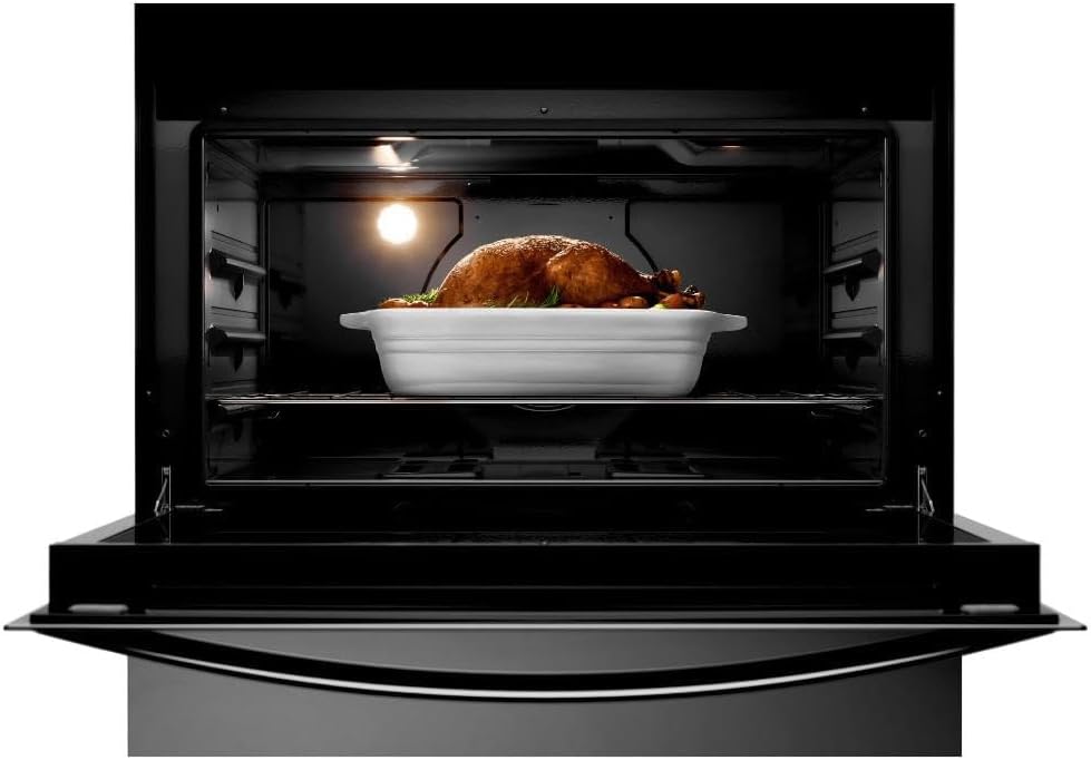 Interior do forno do fogão Brastemp com frango assando e luz interna acesa