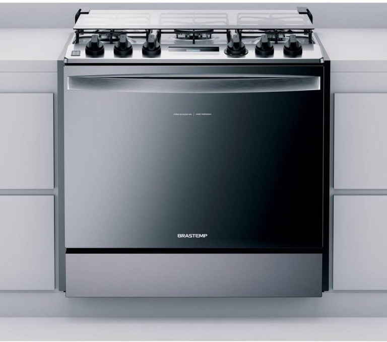Fogão Brastemp 5 bocas inox embutir vista frontal forno com porta de vidro e botões pretos