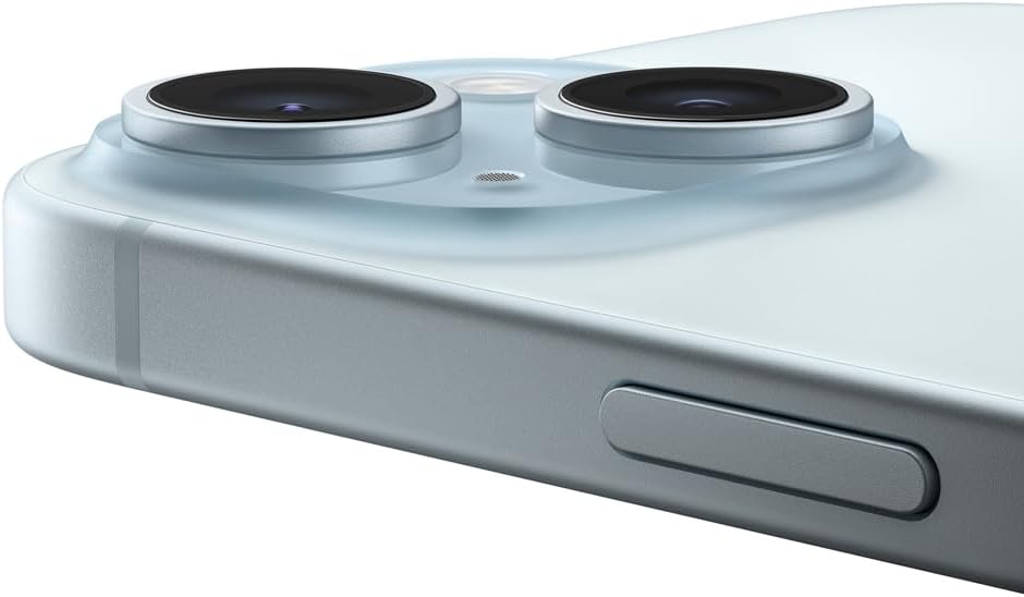 Zoom nas lentes da câmera dupla traseira do iPhone 15 branco.