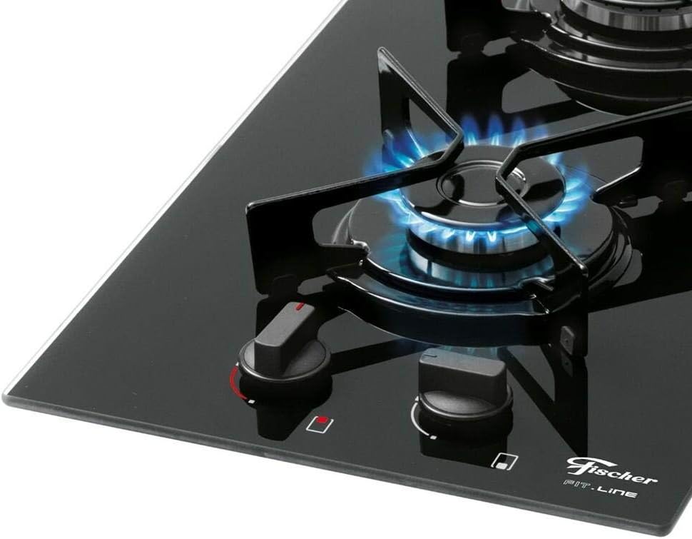 Detalhe cooktop Fischer a gás 2 bocas vidro preto com queimador aceso