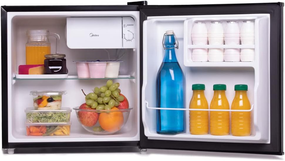 Interior do frigobar Midea 45L preto com alimentos e bebidas organizados
