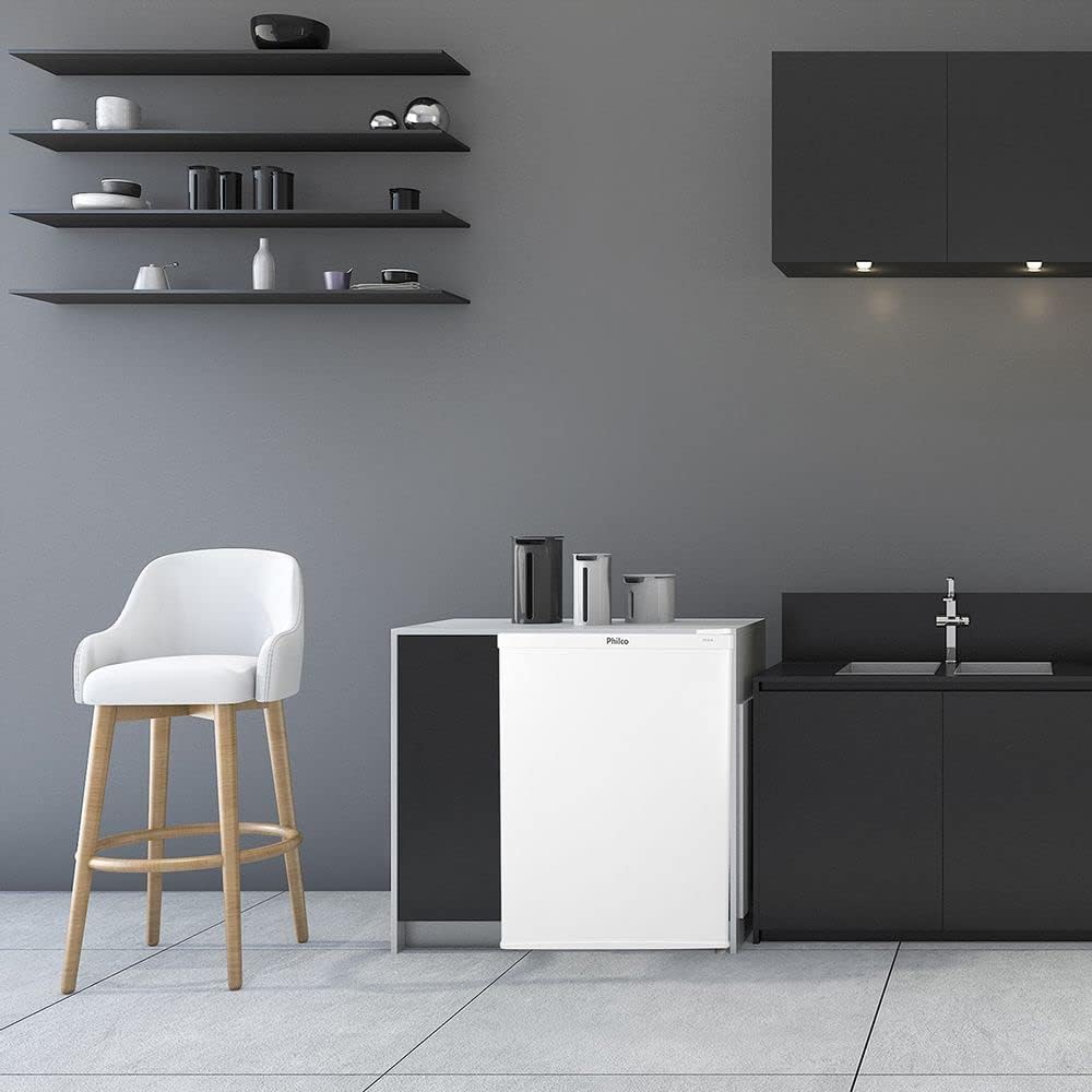 Frigobar Philco Pfg85b branco em cozinha moderna ambiente cinza e preto com cadeira alta