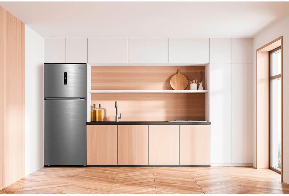 Cozinha moderna com refrigerador inox Midea 411L 2 portas ao lado da pia e armários claros