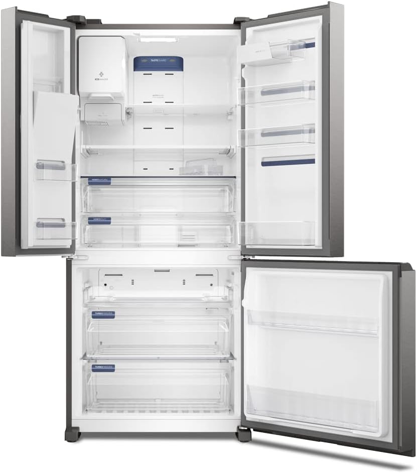 Interior da geladeira Electrolux Multidoor Efficient com portas abertas mostrando prateleiras e gavetas