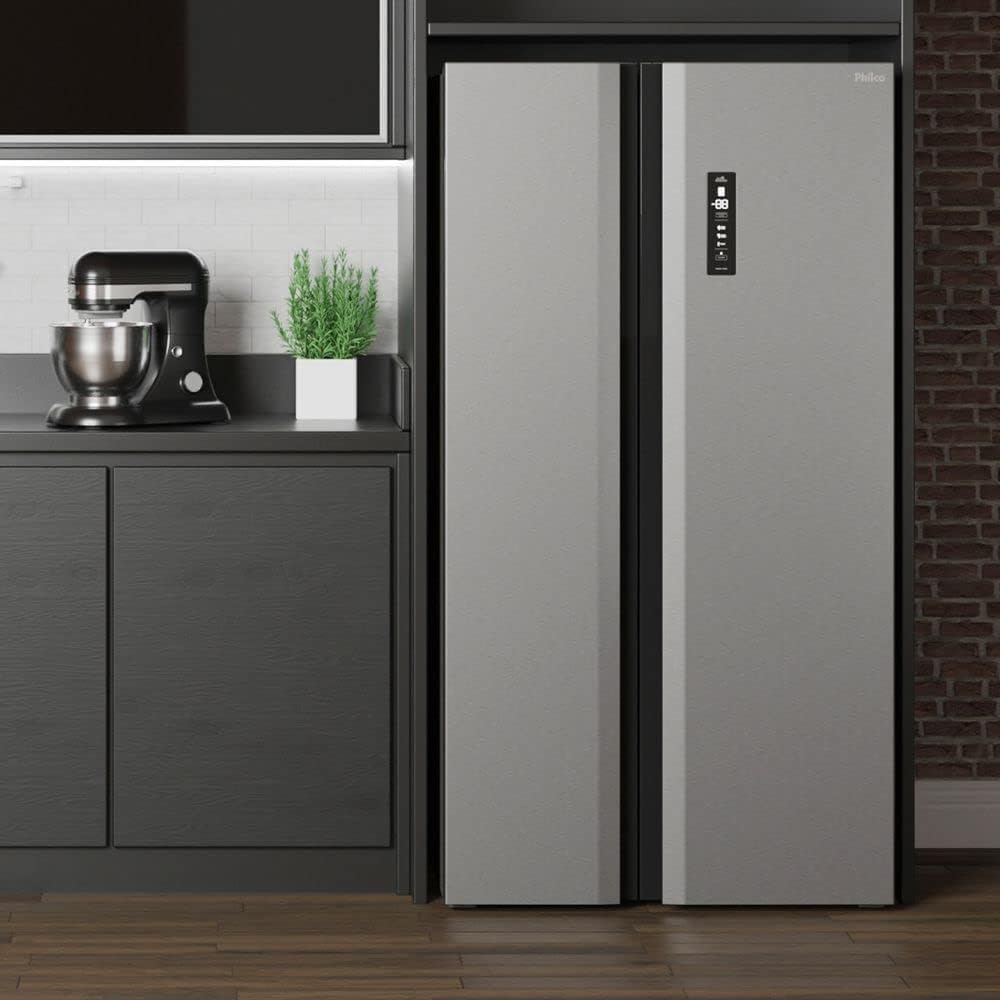 Refrigerador PHILCO Side by Side inox na cozinha moderna com bancada preta e display digital
