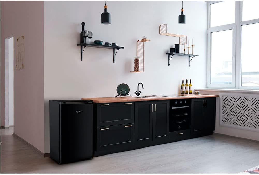 Cozinha moderna com frigobar preto Midea Black Edition ao lado de armários e bancada