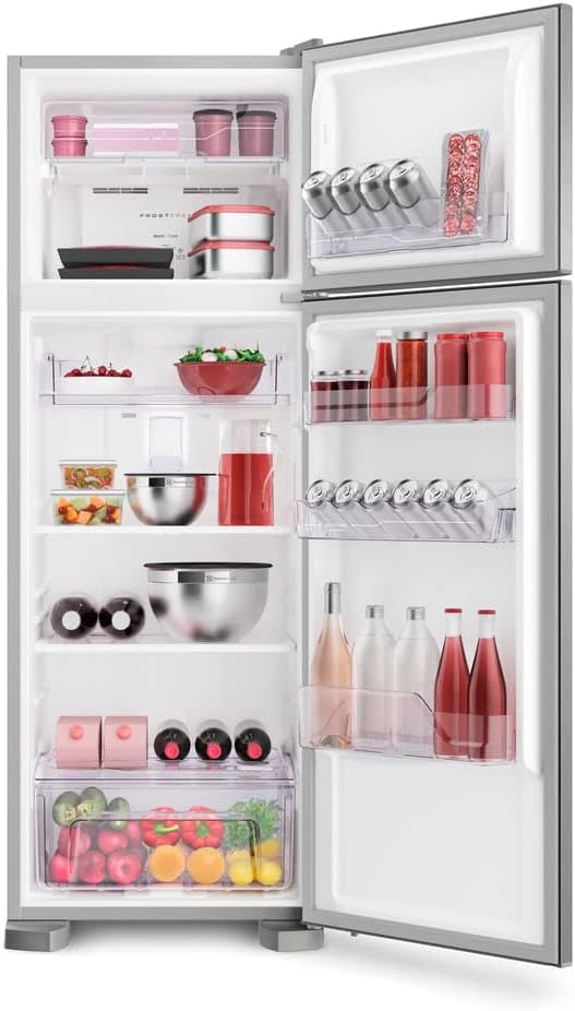 Geladeira Electrolux inox Frost Free 310L TF39S aberta com alimentos e organização