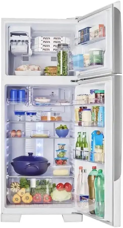 Interior da geladeira Panasonic Frost Free 435L com alimentos armazenados organizadamente