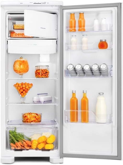 Interior refrigerador Electrolux 240L branco porta aberta com alimentos