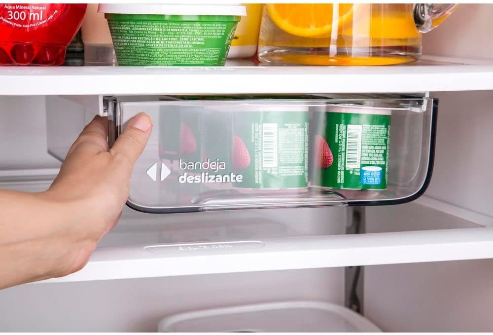 Bandeja deslizante transparente no interior do refrigerador Consul 386L