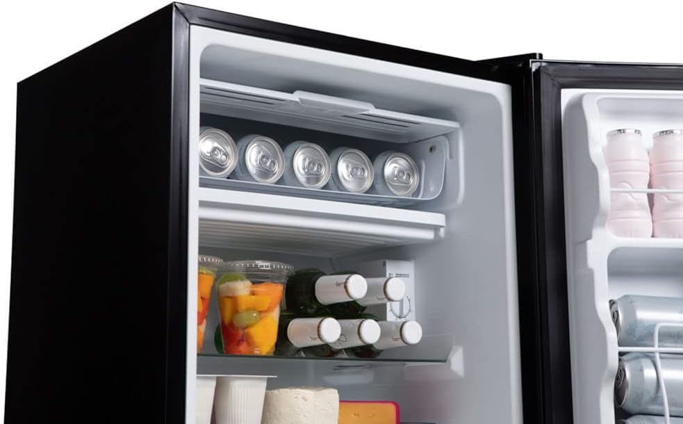 Detalhe do interior do frigobar Midea preto com bebidas e alimentos
