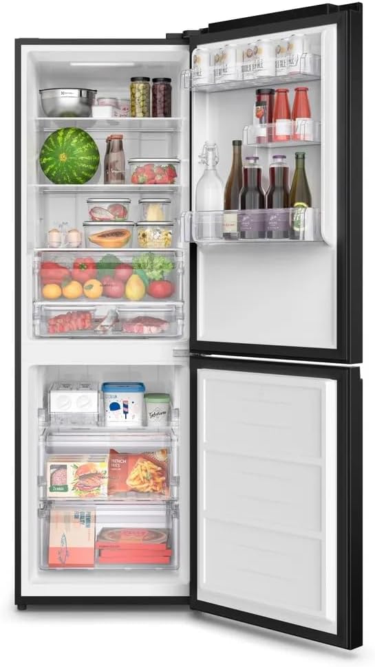 Geladeira Electrolux Frost Free Inverter preta, interior aberto com alimentos variados e iluminação interna.