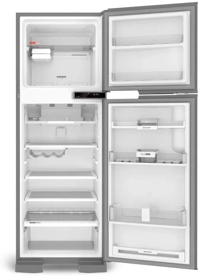 Interior vazio da geladeira Brastemp Frost Free Duplex inox com portas abertas