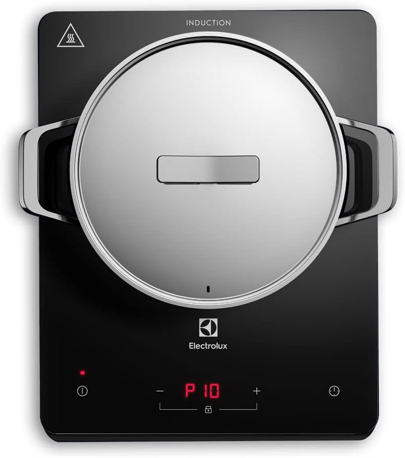 Cooktop de indução portátil Electrolux preto com panela tampada.