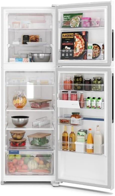 Interior da geladeira Electrolux Frost Free 410L com alimentos organizados