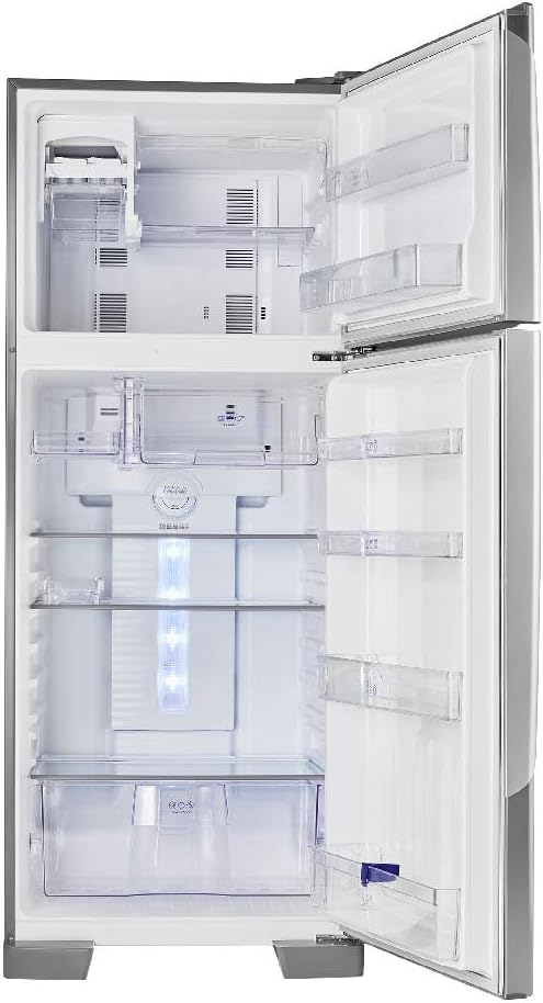 Interior aberto da geladeira Panasonic Frost Free Frost Free com iluminação LED e prateleiras
