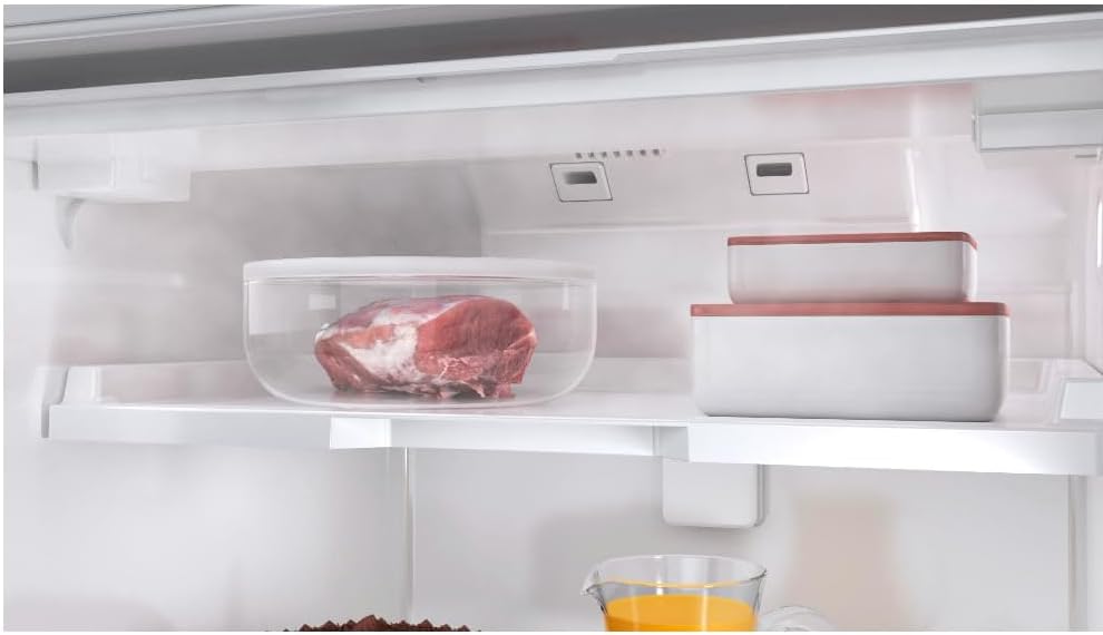 Interior da geladeira Brastemp com recipiente de carne e potes empilhados na prateleira superior